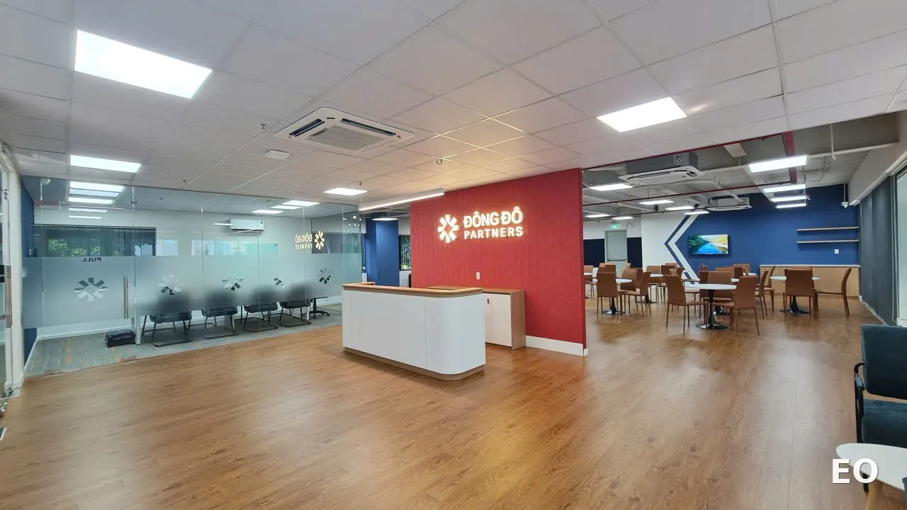 Sảnh lễ tân Đông Đô Partners chi nhánh Hồng Hà với vách thương hiệu đỏ