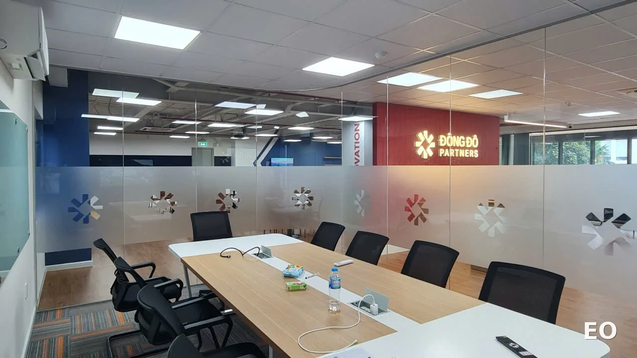 Phòng họp kính vách decal thương hiệu Đông Đô Partners