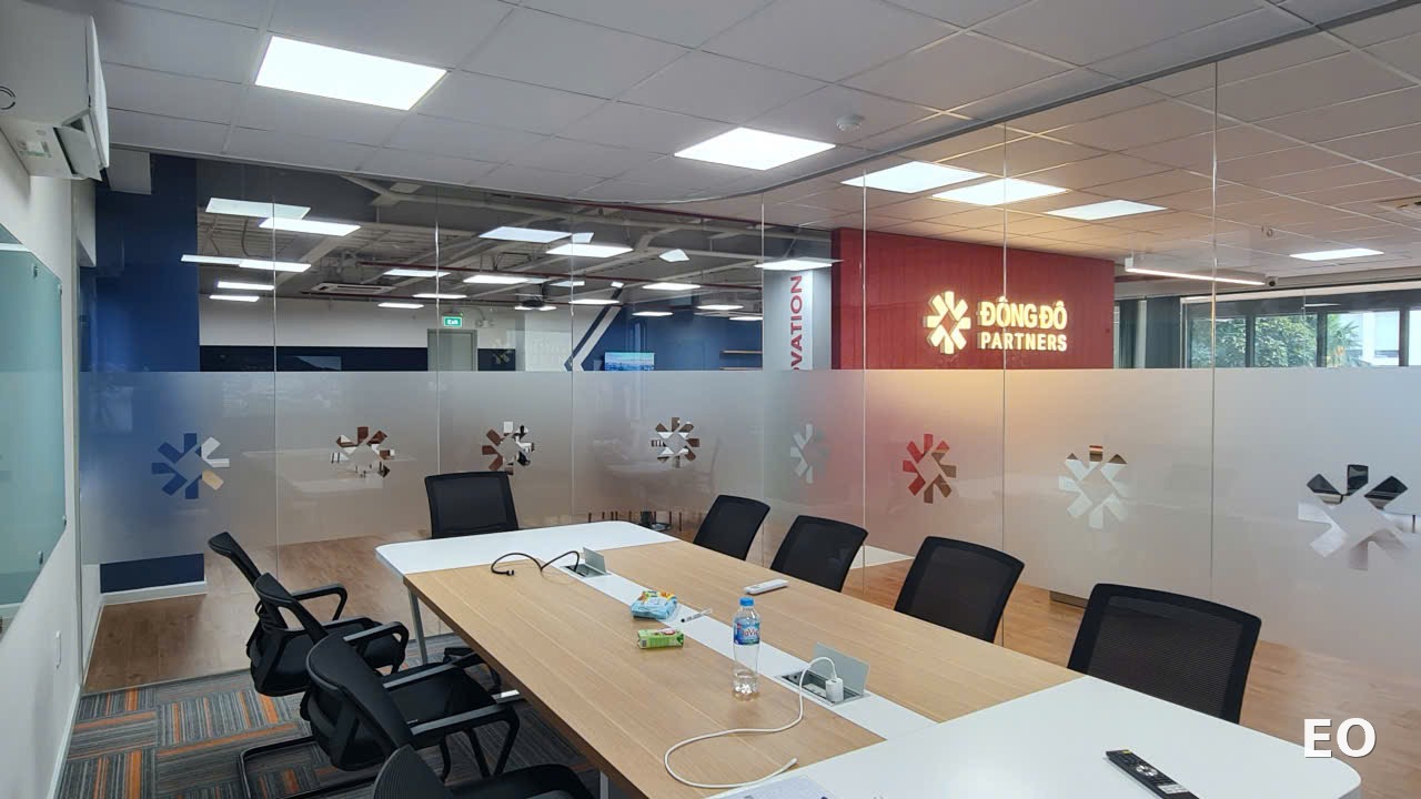 Vách kính decal họa tiết thương hiệu phòng họp nhìn ra sảnh backlit Đông Đô Partners