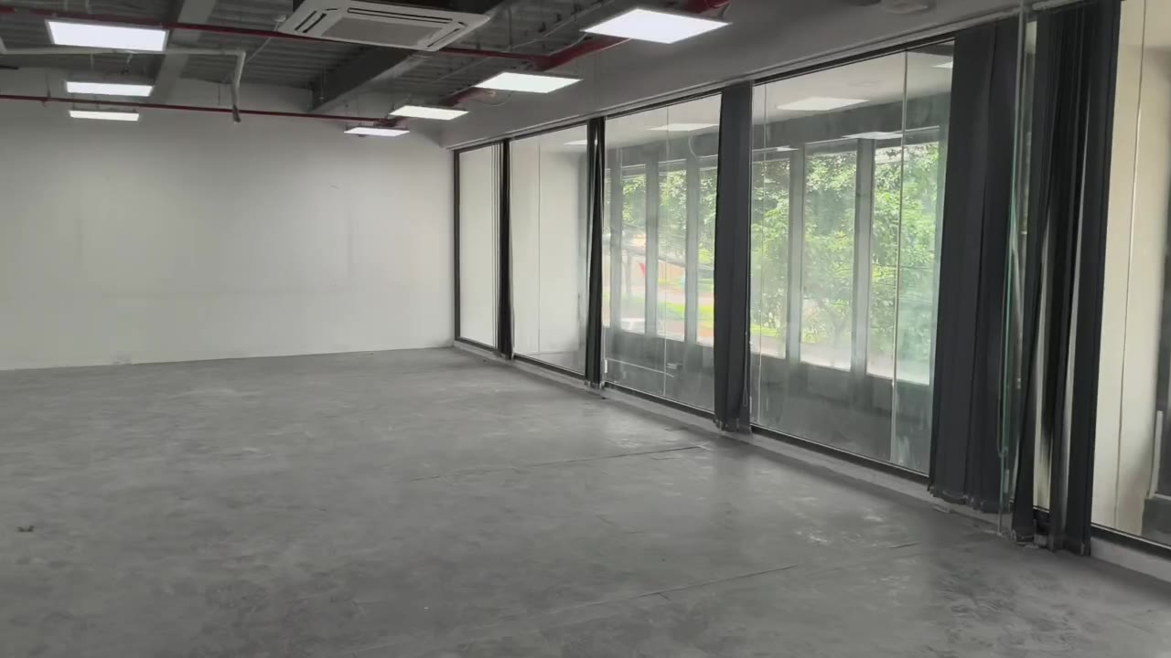 Mặt bằng thô trước thi công văn phòng Đông Đô Partners chi nhánh Sài Gòn, sàn bê tông và mặt tiền kính full-height
