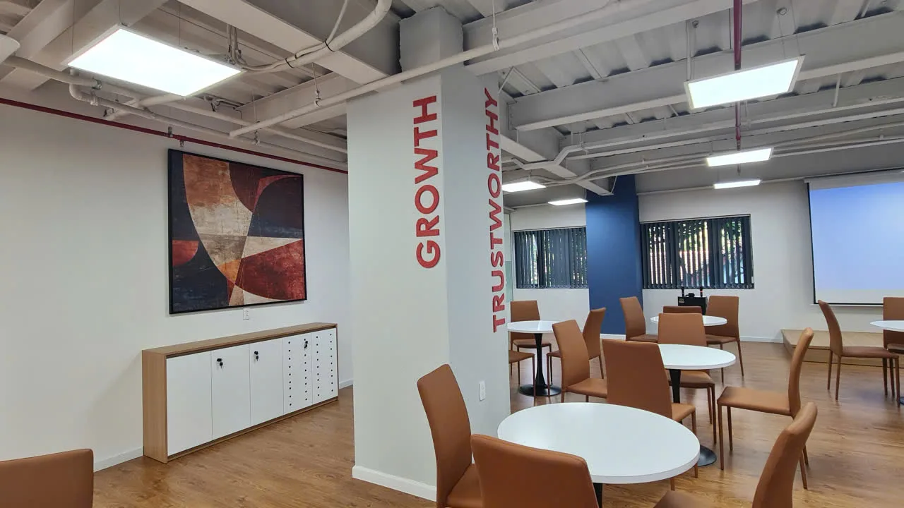 Cột nhà in giá trị cốt lõi GROWTH TRUSTWORTHY tại văn phòng Đông Đô Partners