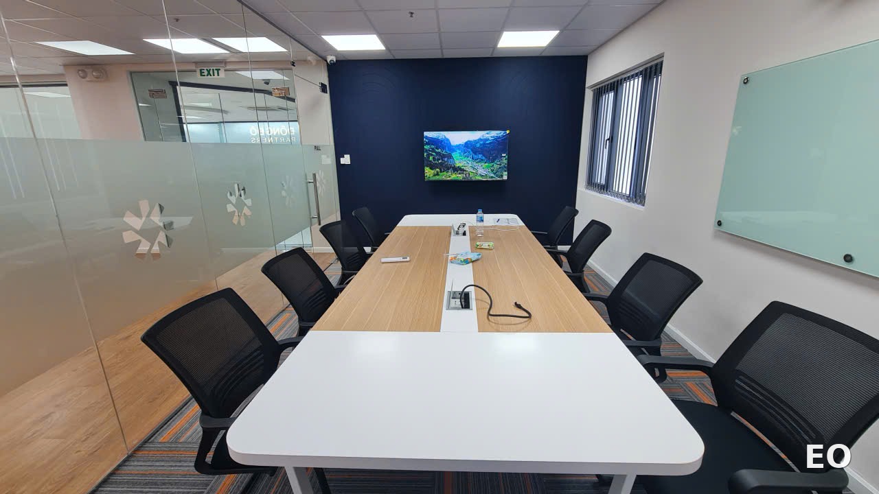 Phòng họp kính Đông Đô Partners với bảng ghim kính, vách tiêu âm navy và màn hình trình chiếu